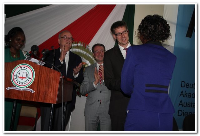 project leader-oldenburg presenting an award to the master scholar